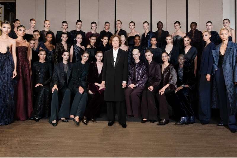 Silvana Armani con le modelle al termine della sfilata Giorgio Armani Privé Haute Couture Autunno-Inverno 2026/27 durante la Paris Couture Week