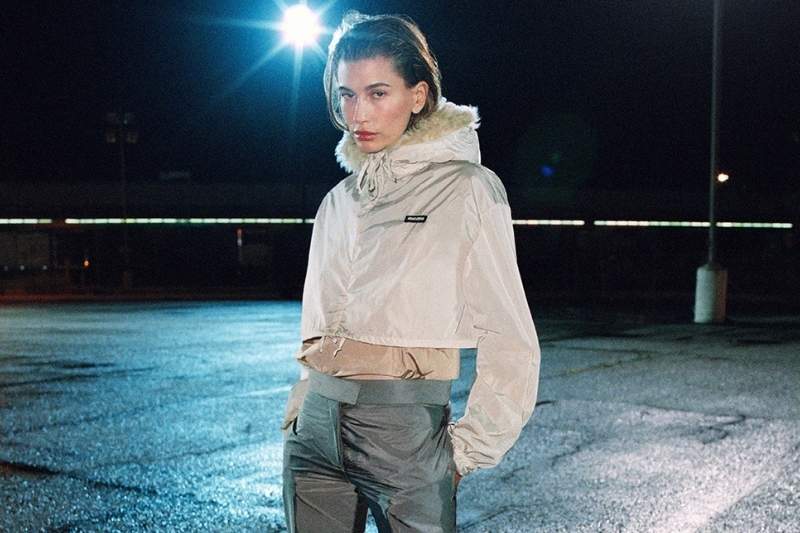 Hailey Bieber indossa una giacca tecnica chiara nella campagna Miu Miu Autunno/Inverno 2026 ambientata di notte