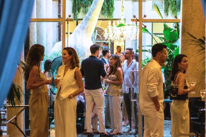 Ospiti nel dehors di Hotel Indigo Milan durante l’aperitivo Indigo Milano Social Club di Planetaria Hotels