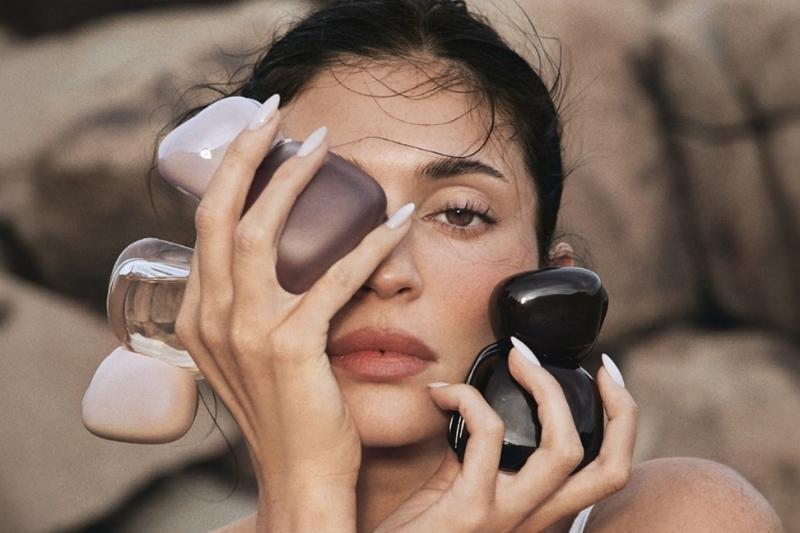 Kylie Jenner posa con i flaconi delle fragranze Mood Stones di Kylie Cosmetics
