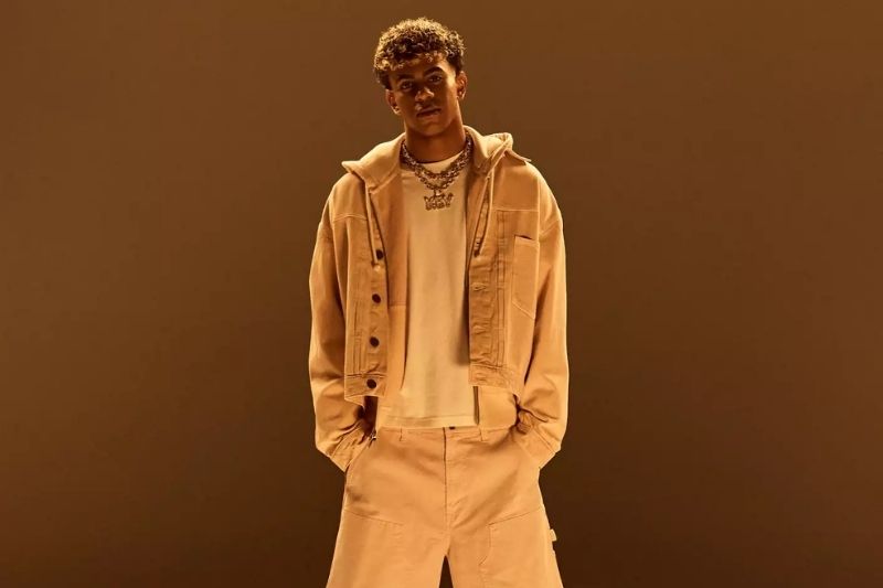 Lamine Yamal indossa un look beige con giacca, felpa e pantaloni nella campagna American Eagle 2026