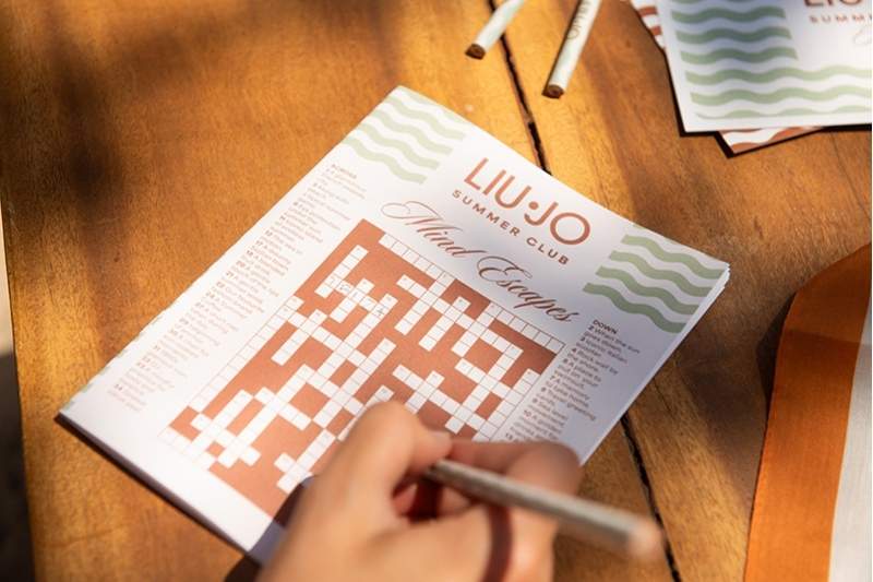 Dettaglio di un’attività creativa del Liu Jo Summer Club al Nikki Beach Ibiza con una scheda brandizzata dedicata all’evento