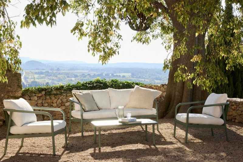 Salotto da giardino Maisons du Monde con divano, poltrone e tavolino per arredare gli spazi esterni
