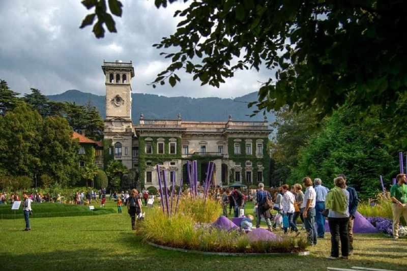 Visitatori nel parco di Villa Erba durante Orticolario 2026 tra installazioni botaniche e giardini tematici