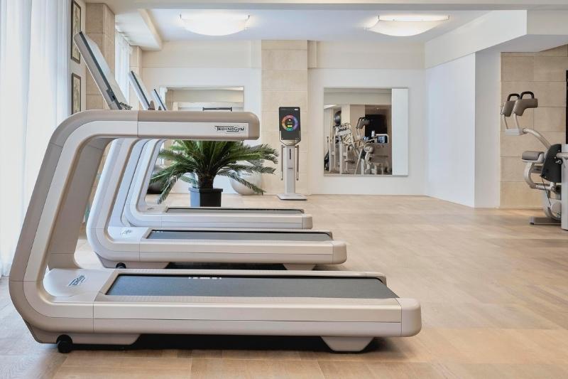 La nuova palestra di Palazzo Parigi a Milano con le attrezzature Technogym della collezione Sand Stone