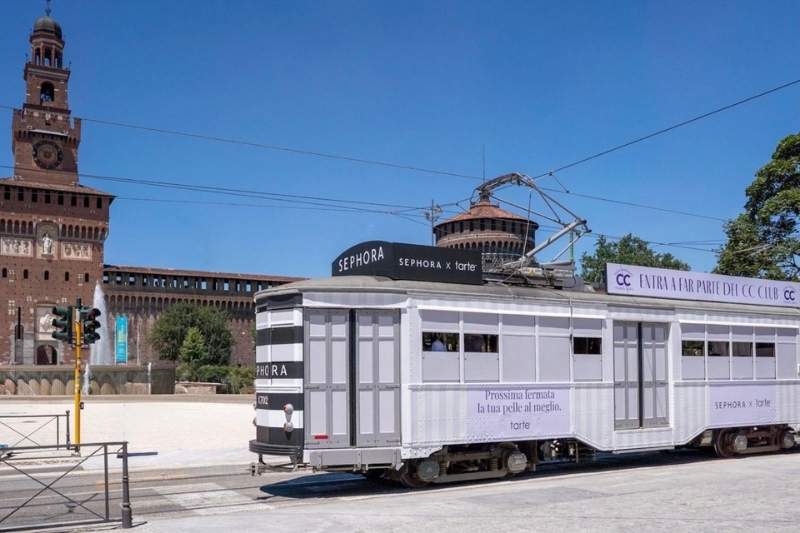 Il tram brandizzato Sephora x Tarte attraversa il centro di Milano per presentare il nuovo CC Tinted Serum con experience beauty dedicate