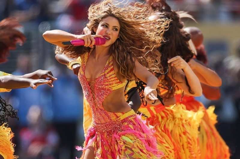Shakira si esibisce durante la finale dei Mondiali 2026 con un look custom Roberto Cavalli rosa, arancio e giallo ricoperto di cristalli Swarovski
