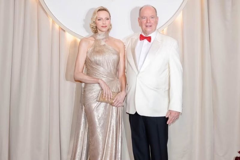 Charlène di Monaco in abito champagne Elie Saab accanto al principe Alberto II al Gala della Croce Rossa monegasca 2026