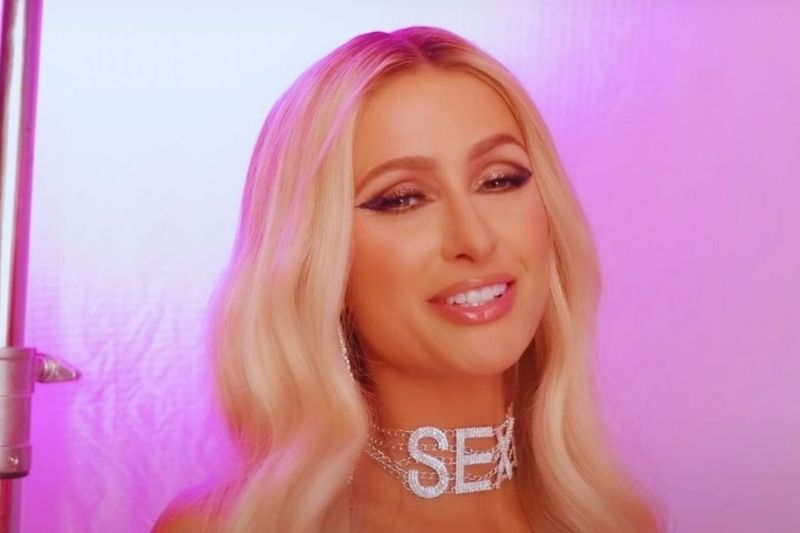 Paris Hilton con make-up glossy ispirato al trend Beauty Y2K