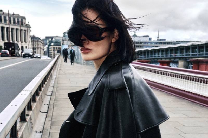 Modella con trench in pelle Burberry nella campagna Autunno 2026 ambientata tra le strade di Londra