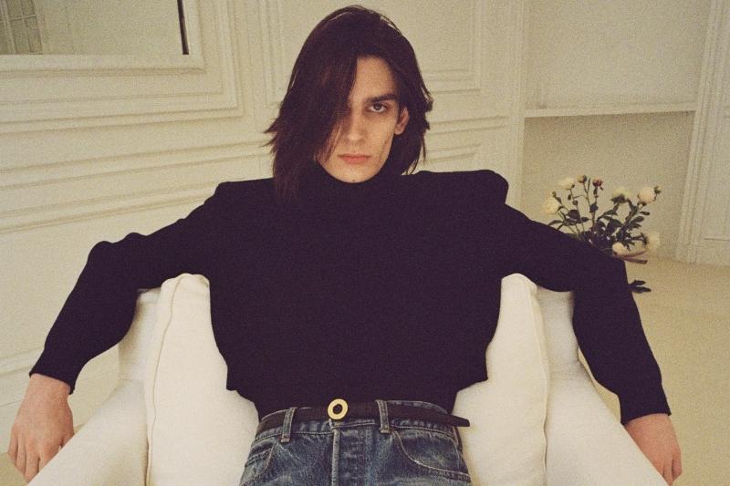 Modello in denim e dolcevita nero nella campagna Celine Inverno 2026 fotografata da Zoë Ghertner