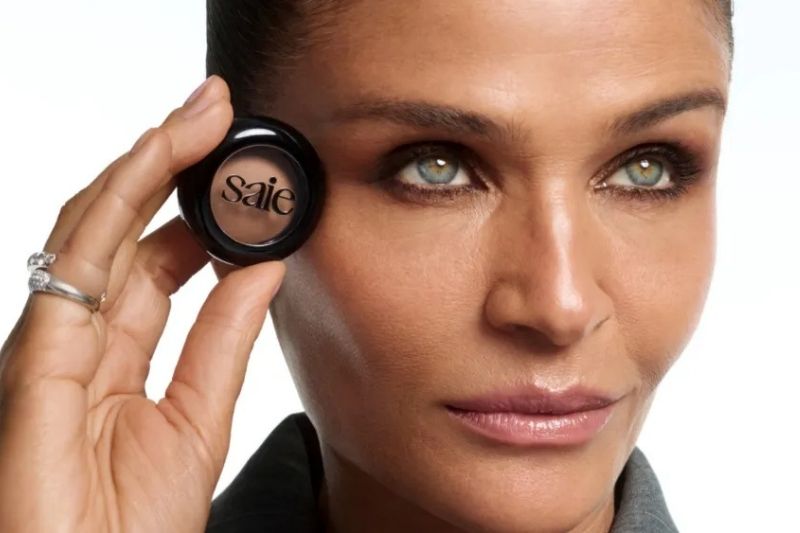 Helena Christensen nella campagna Saie SuperSuede Baked Eyeshadow