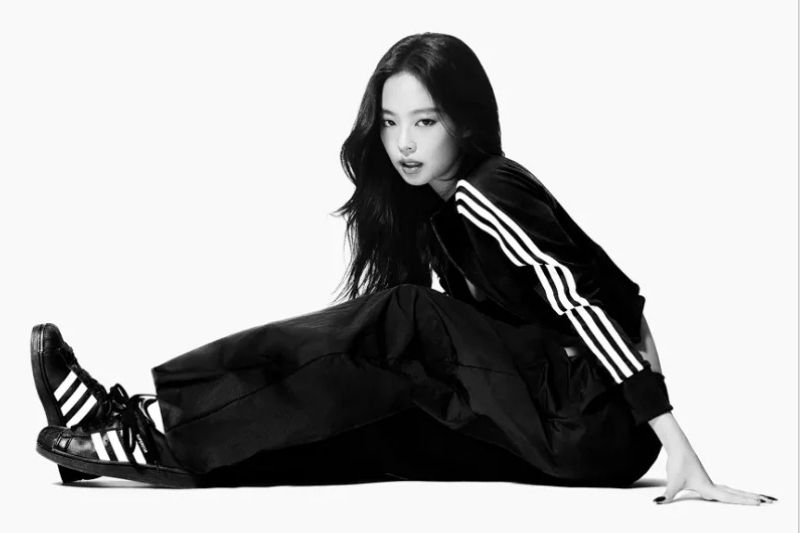 JENNIE nella prima collezione co-disegnata con adidas Originals