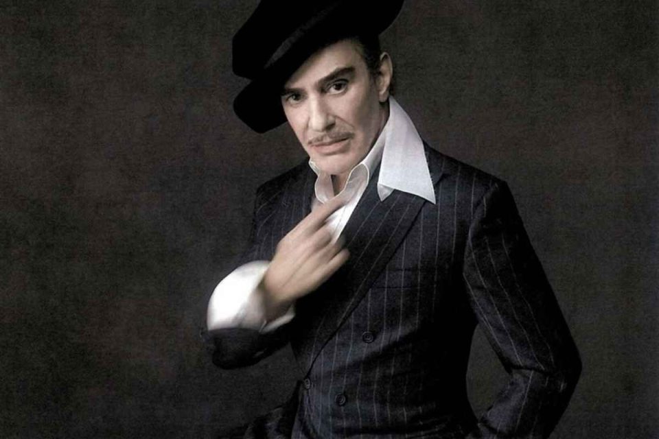John Galliano rinuncia alla grande mostra a lui dedicata dal Met nel 2027