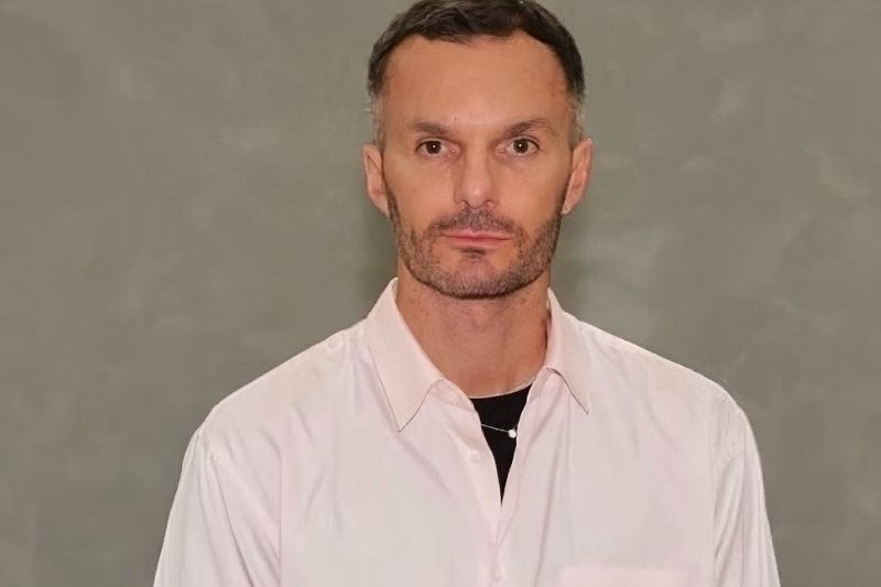 Kris Van Assche, il designer belga rilancia il suo brand nel 2026