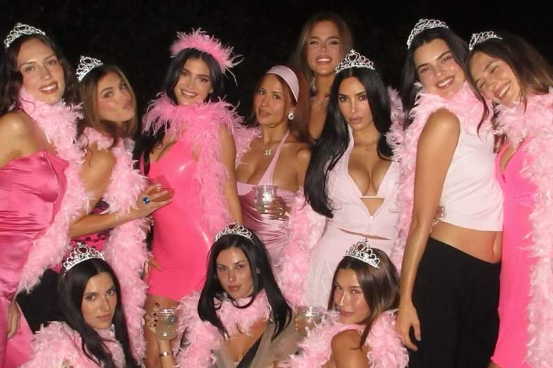 Kylie Jenner al party per i suoi 29 anni con look rosa, tiare e boa di piume in stile Y2K