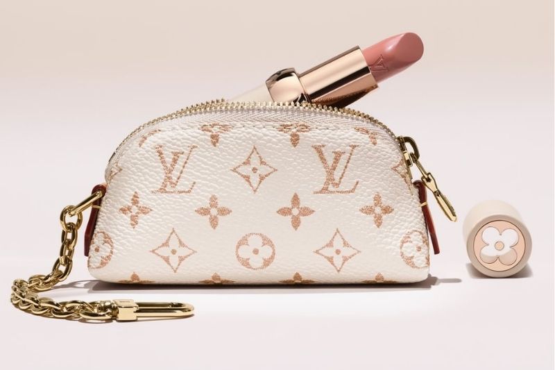 Make-up Louis Vuitton con rossetto Pat McGrath e pochette Monogram