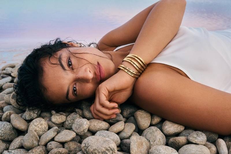 Modella indossa gioielli Pandora nella campagna dedicata alla Copenhagen Fashion Week e al programma CPHFW NEWTALENT