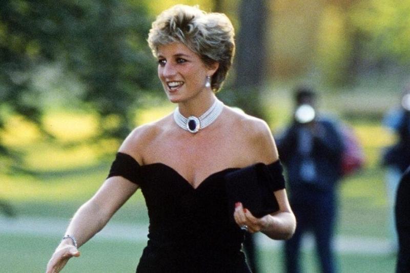 Lady Diana con abito nero scollato e collana di perle