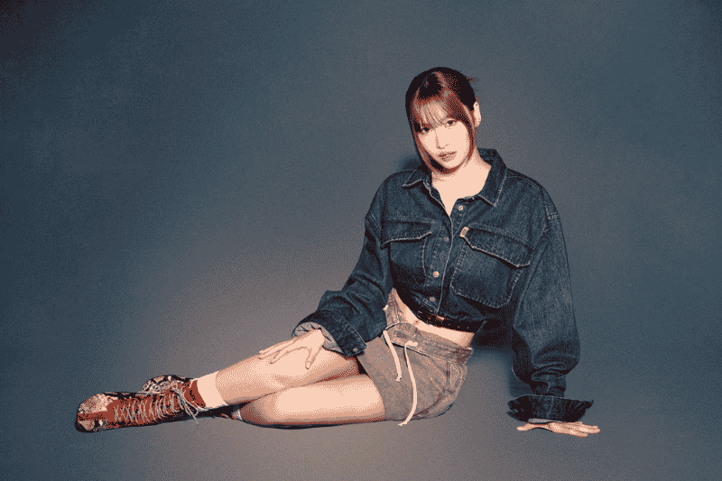 MOMO delle TWICE nella campagna DENIVITA di Onitsuka Tiger