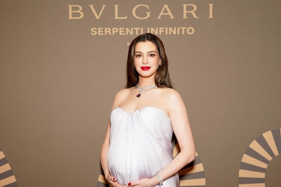 Anne Hathaway incinta con il pancione in abito bianco McQueen all’evento Bulgari a New York