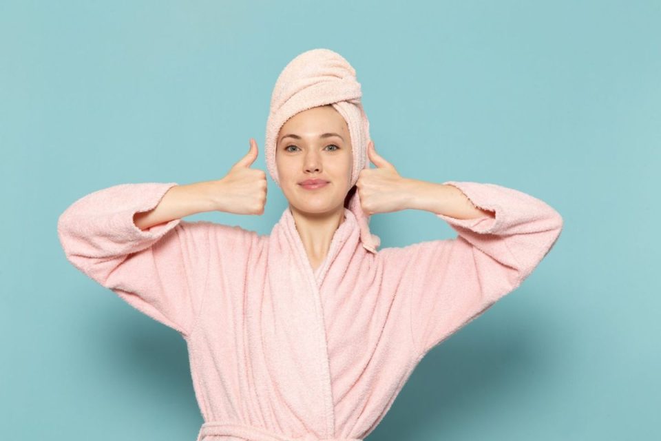 Beauty routine di settembre, donna pronta a cambiare la skincare dopo l’estate