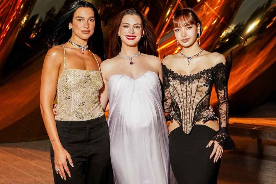 Dua Lipa, Anne Hathaway e Lisa all’evento Bvlgari Serpenti Infinito a New York