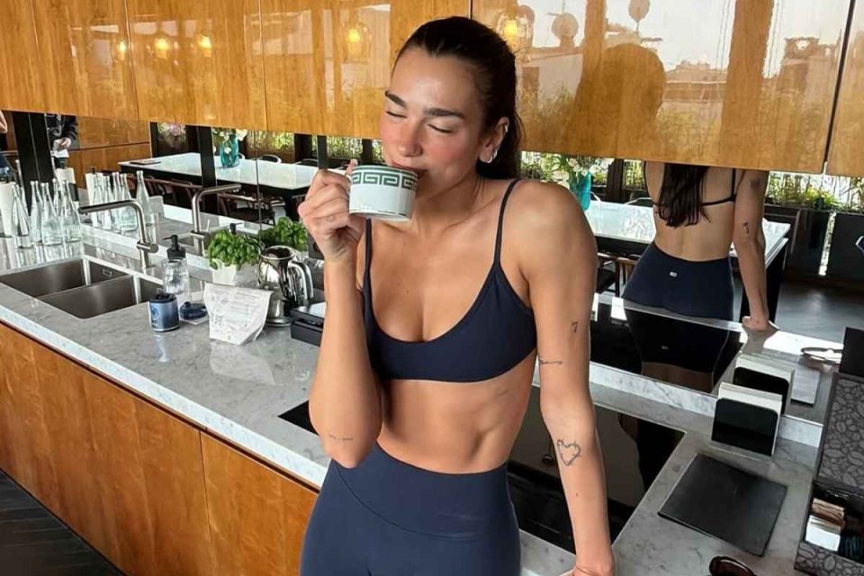 Dua Lipa indossa un completo activewear CSB con top e leggings