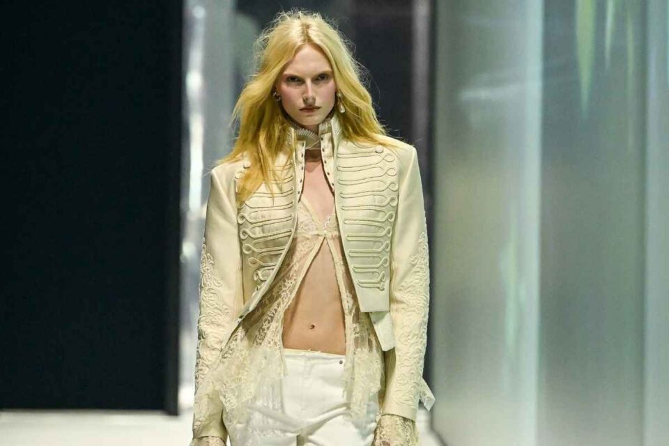 Alex Consani sfila per H&M alla London Fashion Week nello show di Nick Knight