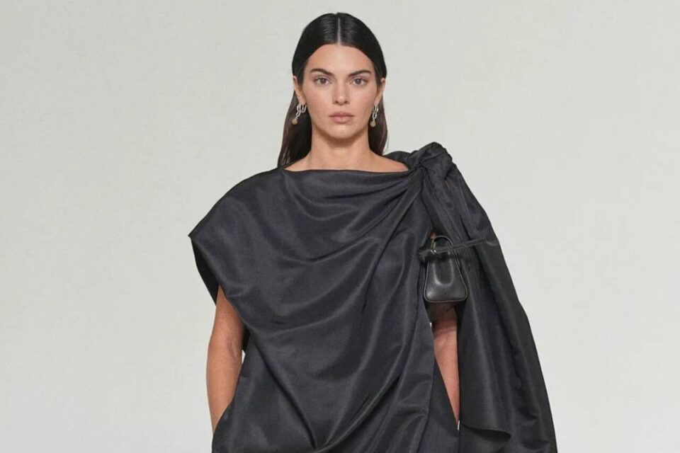 Kendall Jenner sfila per Bottega Veneta SS27 alla Milano Fashion Week