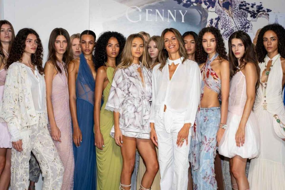 Laila Hasanovic con Sara Cavazza Facchini e le modelle della sfilata Genny SS27