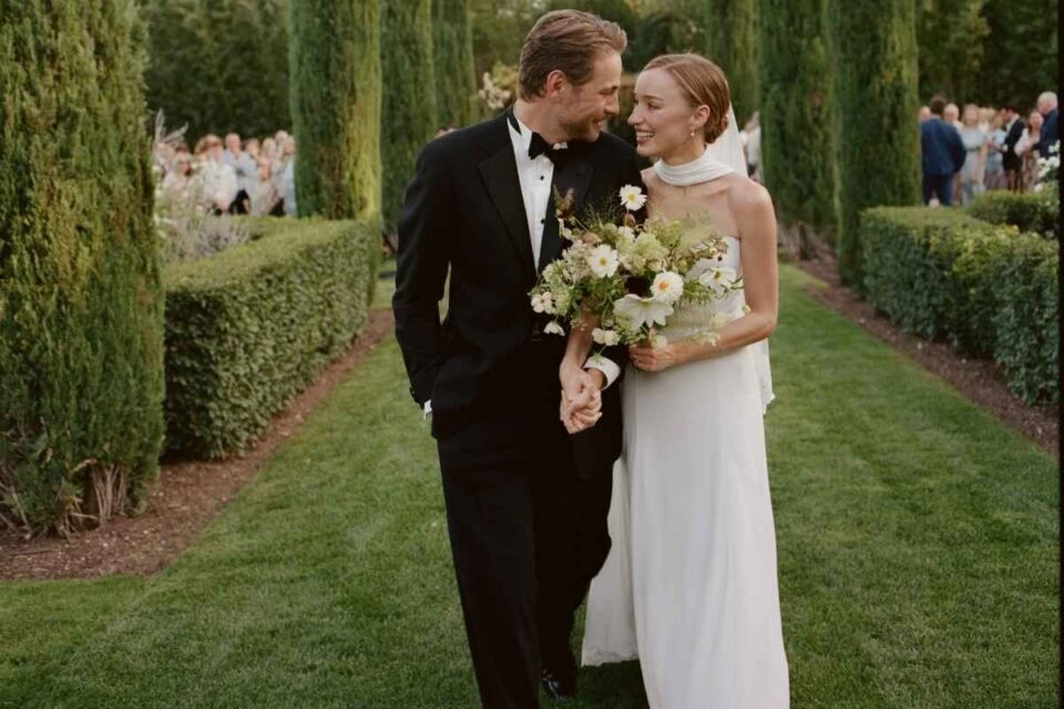 Phoebe Dynevor sposa Cameron Fuller in Provenza con abito Louis Vuitton