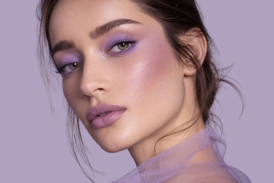 Modella con make-up Wisteria Haze, il trend lilla fumoso dell’autunno 2026