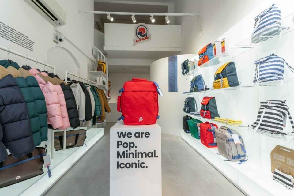 Interno del primo temporary store Invicta a Milano in Corso Garibaldi 73