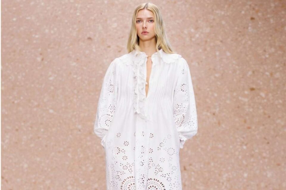 Apple Martin debutta in passerella per Chloé SS27 alla Paris Fashion Week con un lungo abito bianco traforato