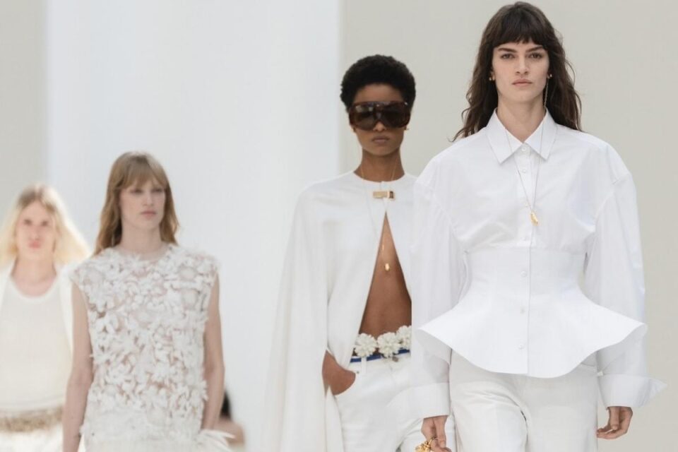 Balenciaga Summer 27, modelle in passerella con i look della collezione di Pierpaolo Piccioli