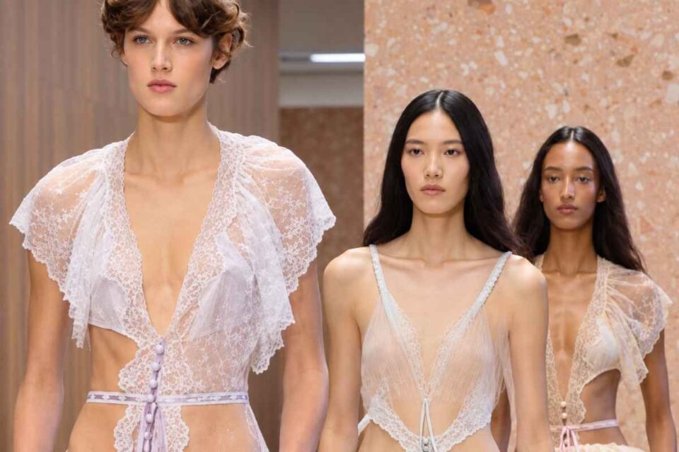 Chloé SS27, modelle in passerella con look in pizzo e lingerie alla Paris Fashion Week
