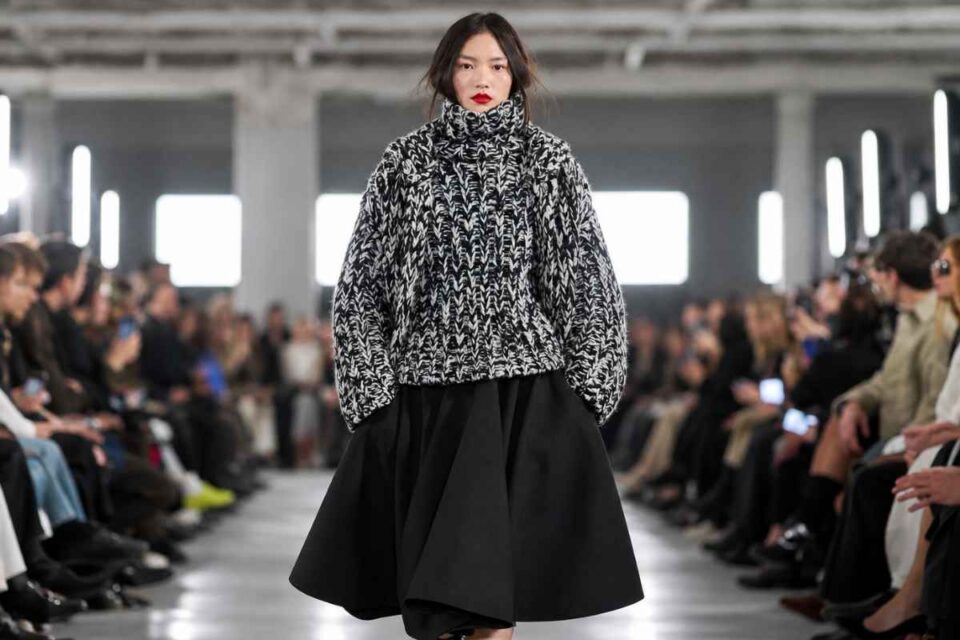 Maglioni Autunno 2026, maxi pull a collo alto in passerella da Ami Paris